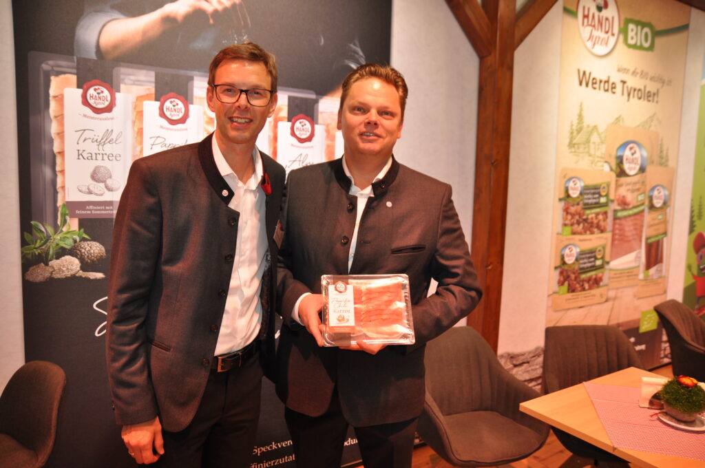 ,Meisterauslese’, die Qualitätsschiene bei Handl Tyrol, präsentiert von Christian Handl (r.) & Verkaufsleiter Johannes Wechner. (© Johannes Rottensteiner)