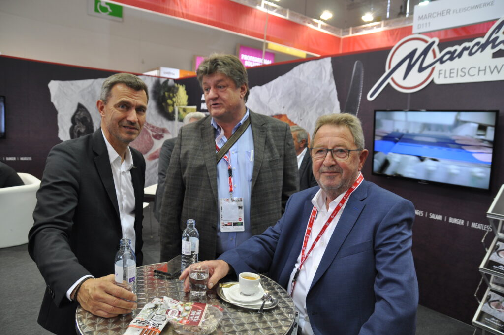 Fleischexperten unter sich (v.l.): Marcher Fleischwerke-CEO Norbert Marcher, Groß- händler Martin Gruber und Josef Kletztl. (© Johannes Rottensteiner)