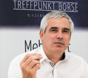 In der aktuellen Debatte um die Tierwohl-Standards bezieht Werner Habermann seitens der Erzeugergemeinschaft Gut Streitdorf Position. Er spricht sich im Fleisch & Co-Interview für Transparenz in Burger-Läden, Kantinen und Co aus.