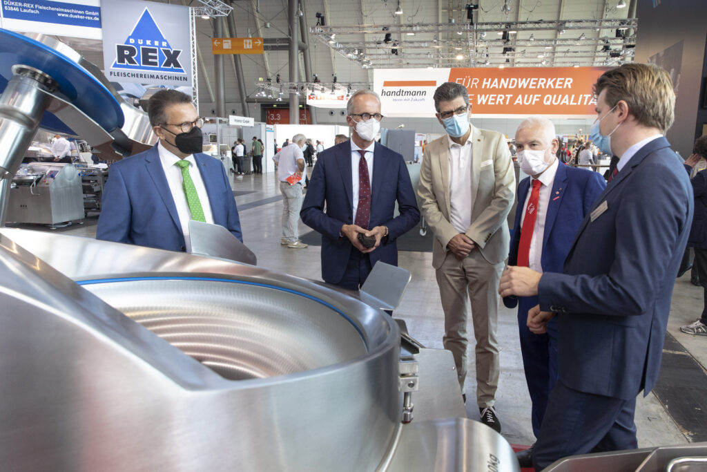SÜFFA 2021 in Stuttgart mit prominenten Gästen aus Politik und Wirtschaft eröffnet. Peter Hauk MdL informierte sich während eines Messerundgangs über Neuheiten und Trends.