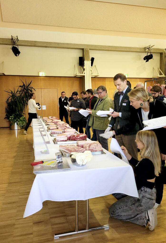 Experten und Genussmenschen beim Begutachten und Verkosten!