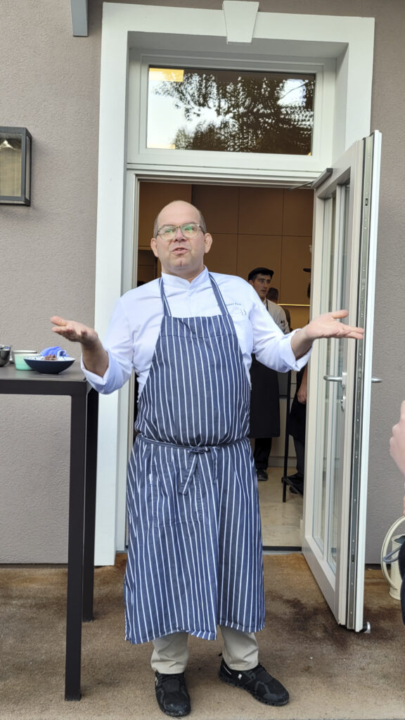 Hans Peter Fink lobt die Innereien des Schweins.