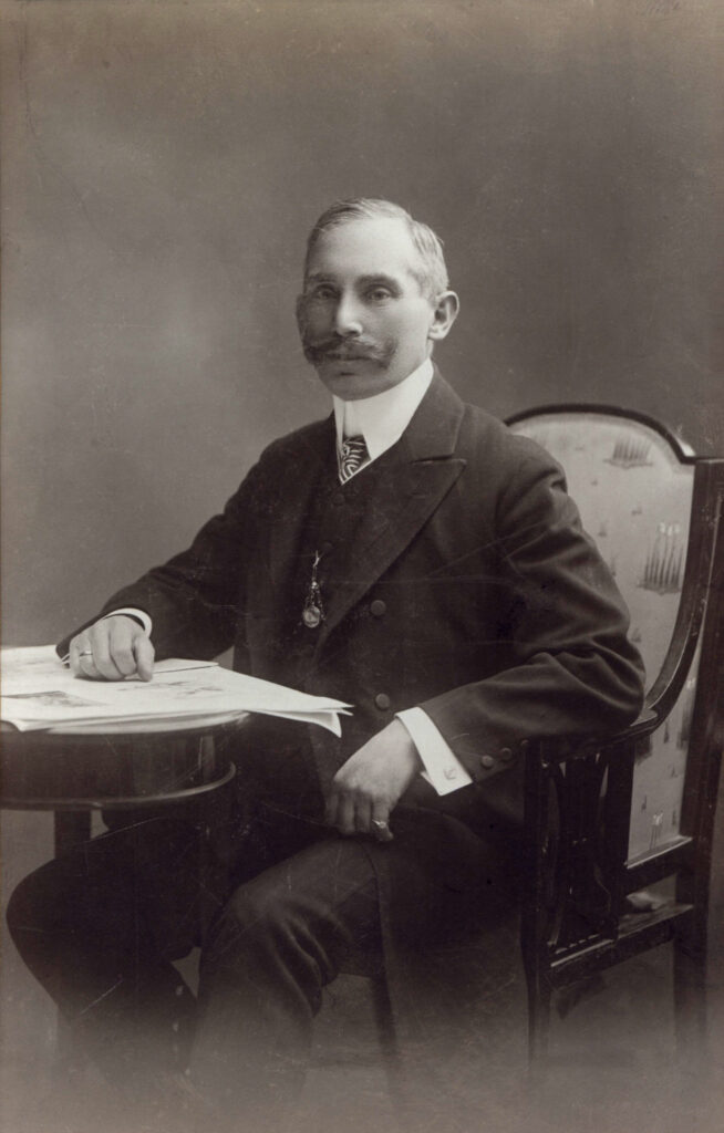 Mit Träumereien fängt alles an: In seiner Fantasie bereist der junge Janos Kotányi die ganze Welt, ent deckt dabei viele exotische Kräuter und Gewürze. Zurück in der Realität gründet er um 1881 das Unterneh men Kotányi und nimmt seine erste Paprikamühle in Betrieb.