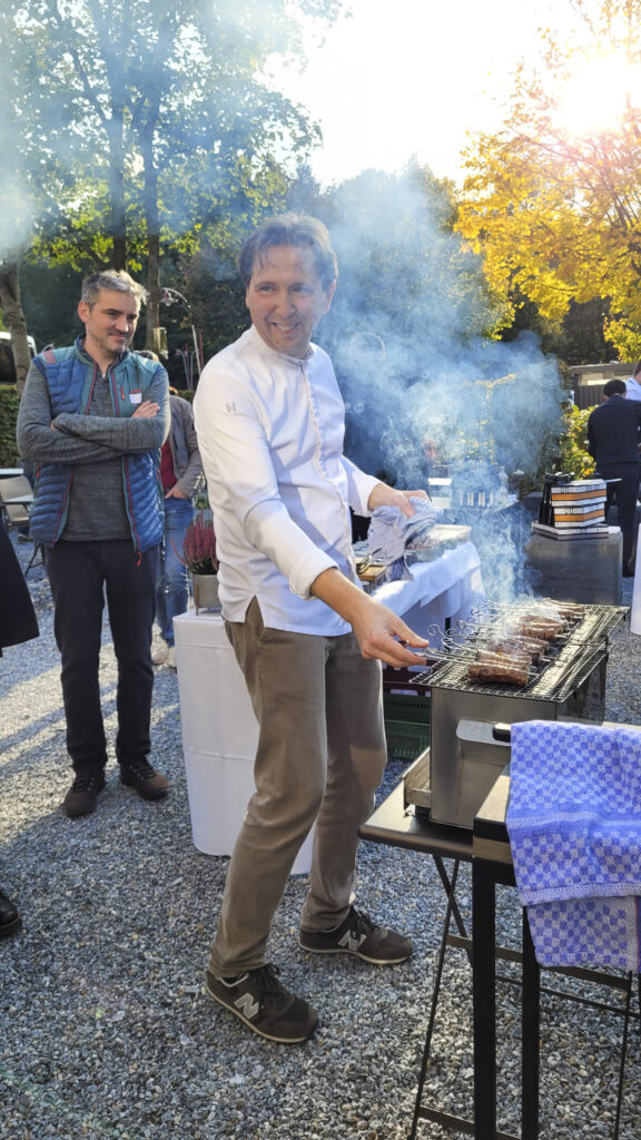 Heinz Reitbauer bereitet Schweinsschlepp am Spieß zu.