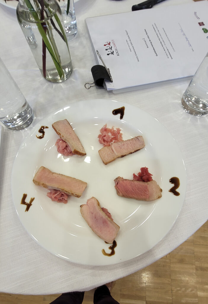 Verkostungsteller mit fünf von zehn Fleisch-Kandidaten – sowohl roh als auch gebraten.