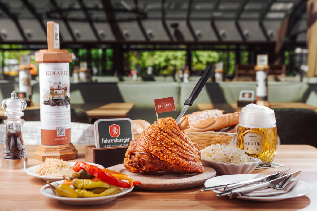 Herz, was willst du mehr? Die klassische Stelze in Bio­ Qualität ist auch in der Luftburg der Renner. Dazu gibt es Erdäpfelpuffer und den berühmten Radi.