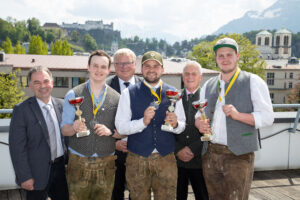 Landesinnungsmeister Otto Filippi, Julian Höllwerth (Fleischhauerei Rumpold, Stuhlfelden), LAbg. Bgm. Simon Wallner, Christian Buchwinkler (Biohofmetzgerei Hainz, Bürmoos), Lan- desberufsschuldirektor DI Gerhard Huber, Matthias Katsch (Fleischerei Urban, St. Johann im Pongau