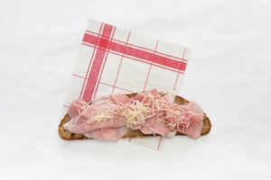 Ein Brot mit feinstem Beinschinken vom Thum und frisch gerissenem Kren schmeckt unvergleichlich. © Florence Stoiber