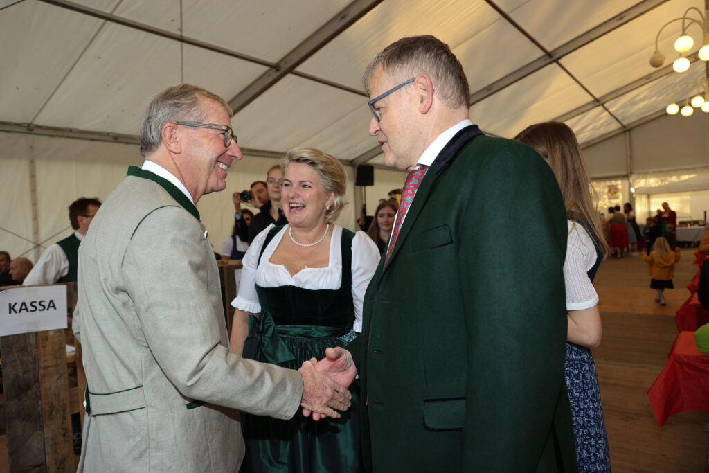 Landeshauptmann Wilfried Haslauer mit Elfi und Johann Mache © Land Salzburg / Franz Neumayr