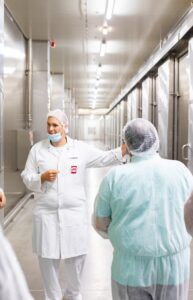 Produktionsleiter Jens Luttenberger präsentiert die neuen Reiferäume Copyright: Marcher Fleischwerke / qstall;