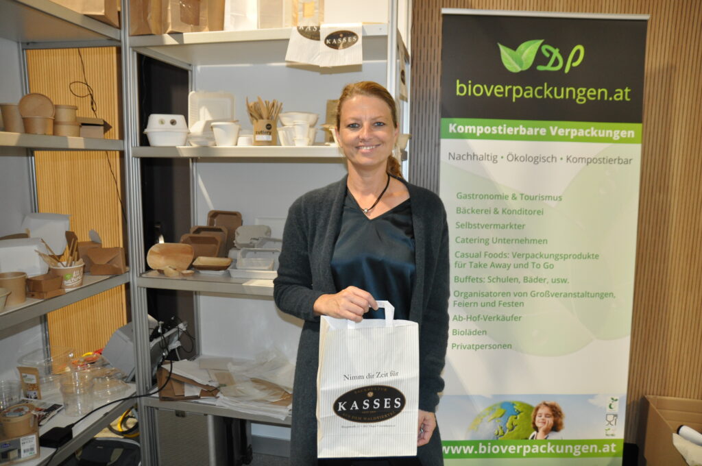 Werbeartikel und kompostierbare Verpackungen stellte Daniela Piererfellner dem interessierten Messepublikum vor. ©HaRo