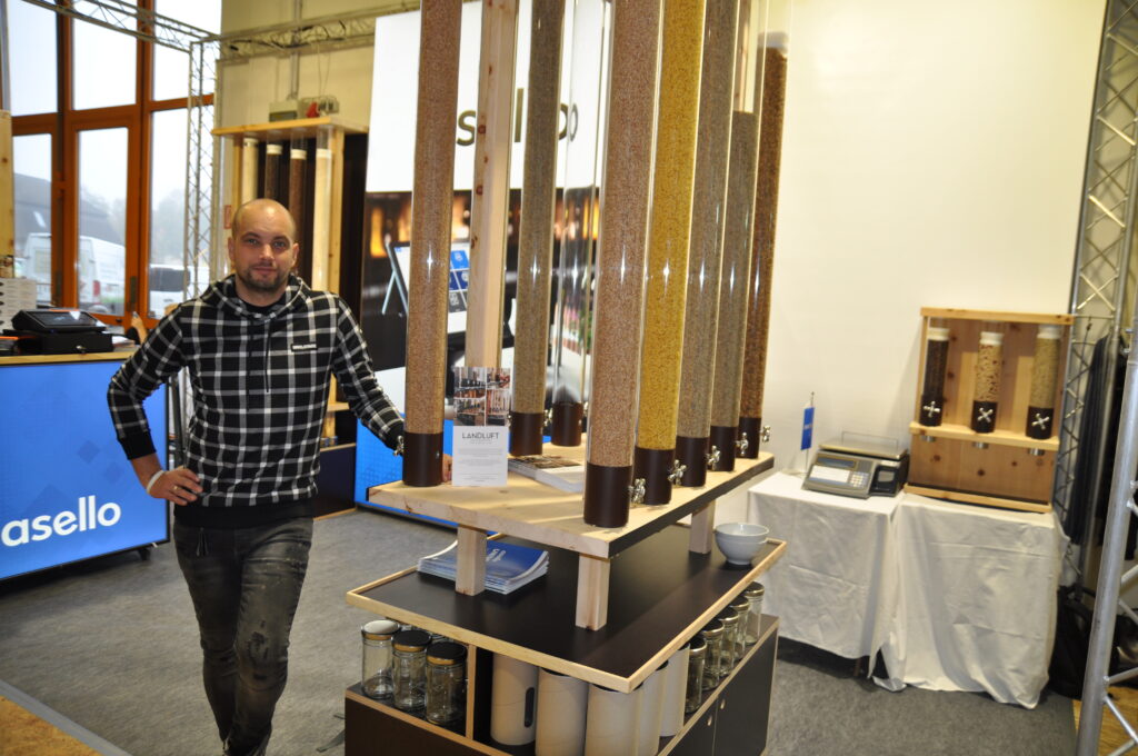 Spendersysteme für unverpackte Lebensmittel präsentierte Michael Hörmann von Landluft den interessierten Besuchern. © HaRo