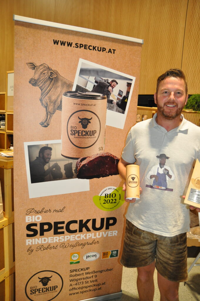 Getrockneter und zu Würzpulver vermahlener Speck als das Messehighlight: Robert Weissengruber präsentierte diese Neuheit, die er durch einen Zufall erfunden hat. © HaRo