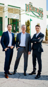 Kurt Frierss jun., Rudolf Frierss und Christoph Frierss (v. l.) exportieren bereits seit rund 20 Jahren ausgewählte Schinken- und Wurstspezialitäten nach Japan. © Frierss