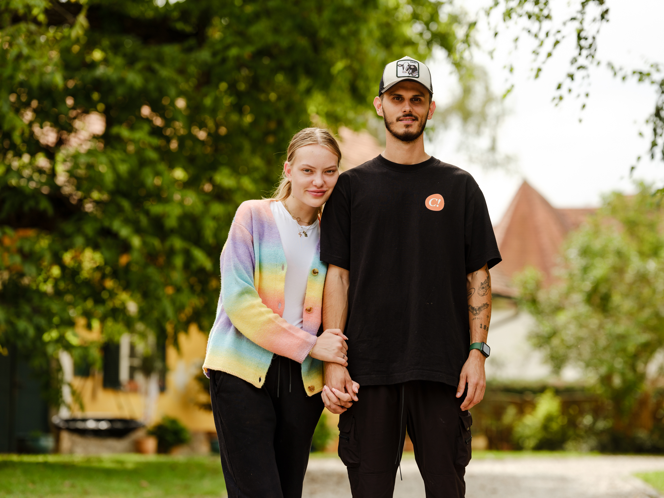 Cheyenne Ochsenknecht und Nino Sifkovits züchten weisse Riesen-Rinder in der Steiermark