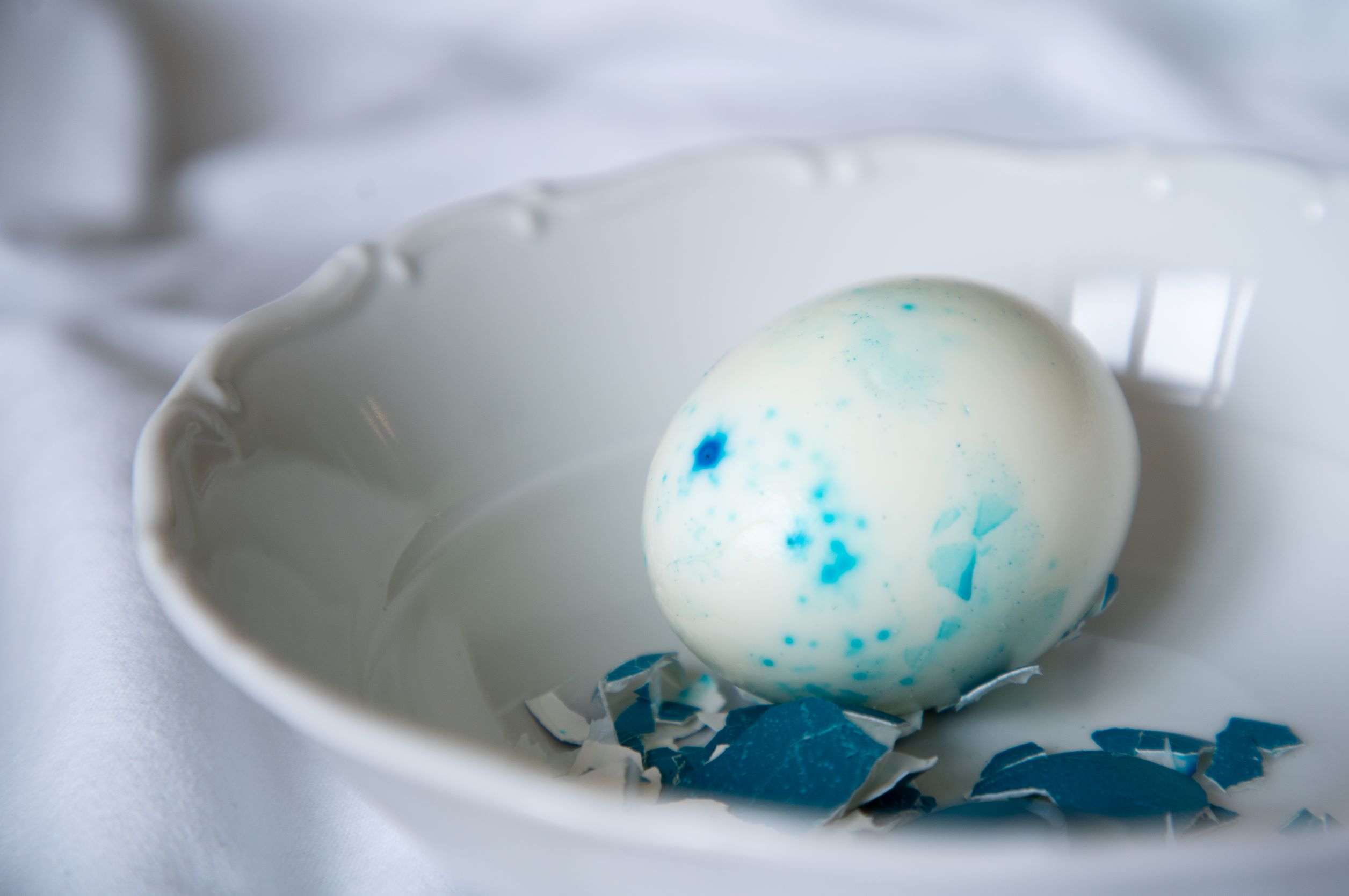 Farbrückstände am Osterei: Bedenkenlos verzehrbar?