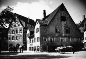 Die Keimzelle der Handtmann-Gruppe: die Bachmühle am Ehinger-Tor-Platz in Biberach an der Riß, seit 1873 Sitz der Mechanischen Werkstatt und Messinggießerei Handtmann; Fotografie um 1900. © Beigestellt