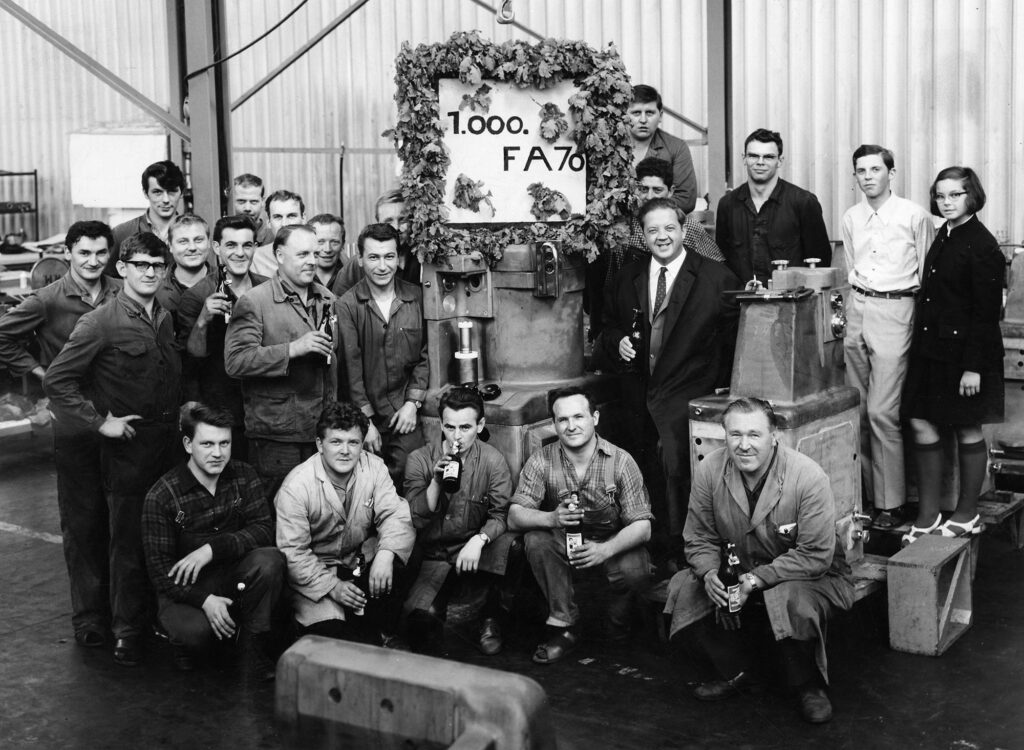 Verdientes Bier für die Mitarbeiter: 1968 feiert die Belegschaft den Verkauf der 1000 Portioniermaschine FA 70. In der Mitte Arthur Handtmann, rechts der spätere Geschäftsführer Thomas Handtmann und seine Schwester Ursula. © Beigestellt