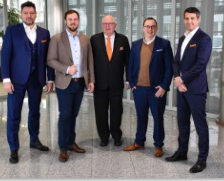 Generationswechsel: Thomas Handtmann (Mitte) übergibt im 150. Jubiläumsjahr die Geschäftsführung an seinen Sohn Markus (Mitte li.) und seinen Neffen Valentin Ulrich (Mitte re.). Weitere Geschäftsführer sind: Harald Suchanka (li. außen) und Dr. Mark Betzold (re. außen). © Beigestellt