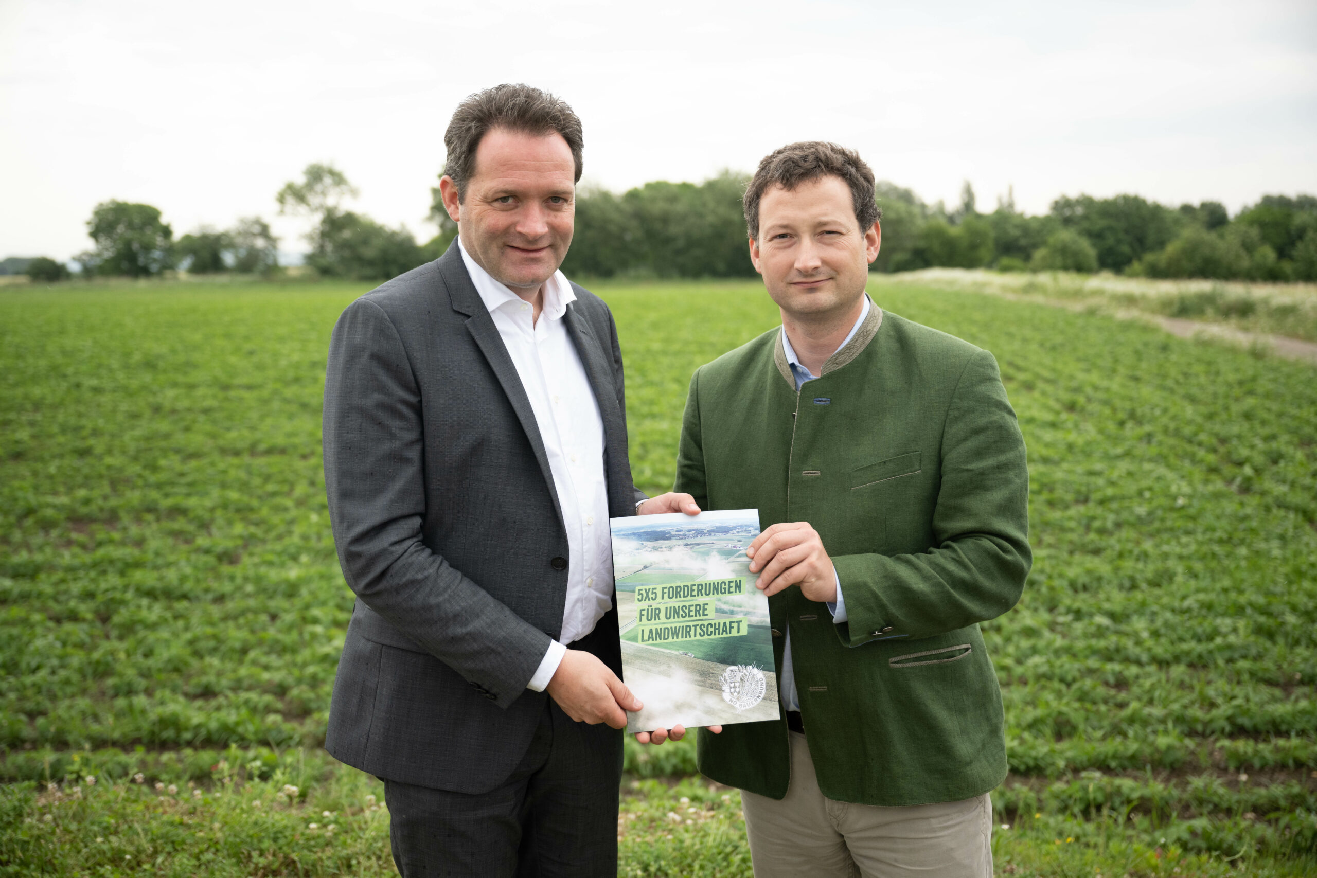 NÖ Bauernbund überreicht Forderungspapier direkt am Acker an Landwirtschaftsminister