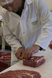 Der Denver Cut wird aus dem Kavaliersspitz geschnitten und ist der größte Fleischteil, der hier zu finden ist.