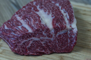 Der Denver Cut wird aus dem Kavaliersspitz geschnitten und ist der größte Fleischteil, der hier zu finden ist.