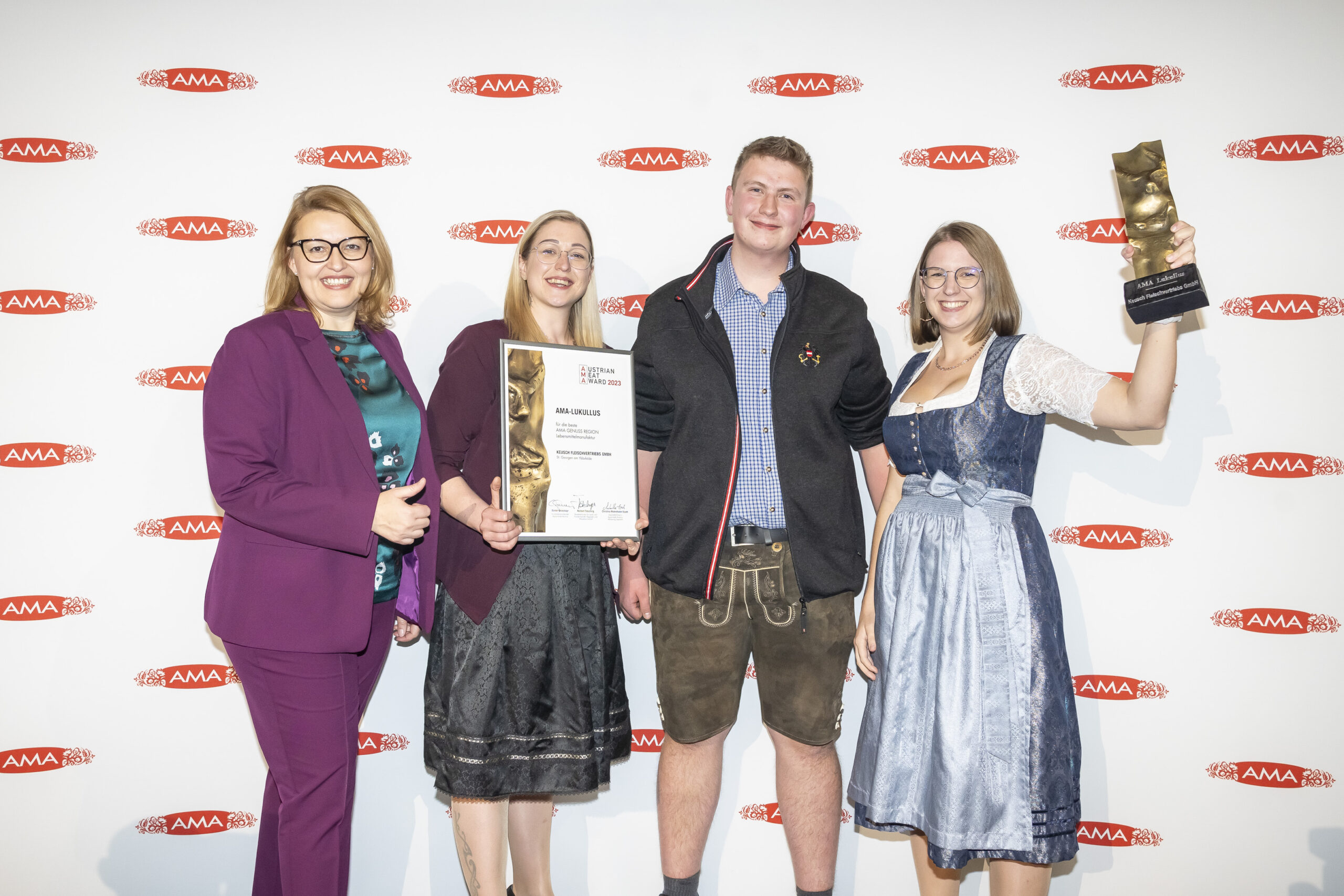Der AMA-Lukullus wird alle zwei Jahre verliehen. 2023 hat die Fleischerei Keusch die Trophy als beste AMA- Genussregion-Manufaktur gewonnen. © Foto Fischer 