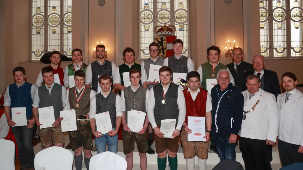 Die frischgebackenen Junggesell:innen mit Spartenobmann KommR Josef Mikl und Bgm.-Stv. Florian Kreibich (hintere Reihe, 2. und 1. v. r.) sowie Bundesinnungsmeister Raimund Plautz, Innungsmeister Helmut Karl und Lehrlingswart Matthias Mache (vordere Reihe, 3., 2. und 1. v. r.).