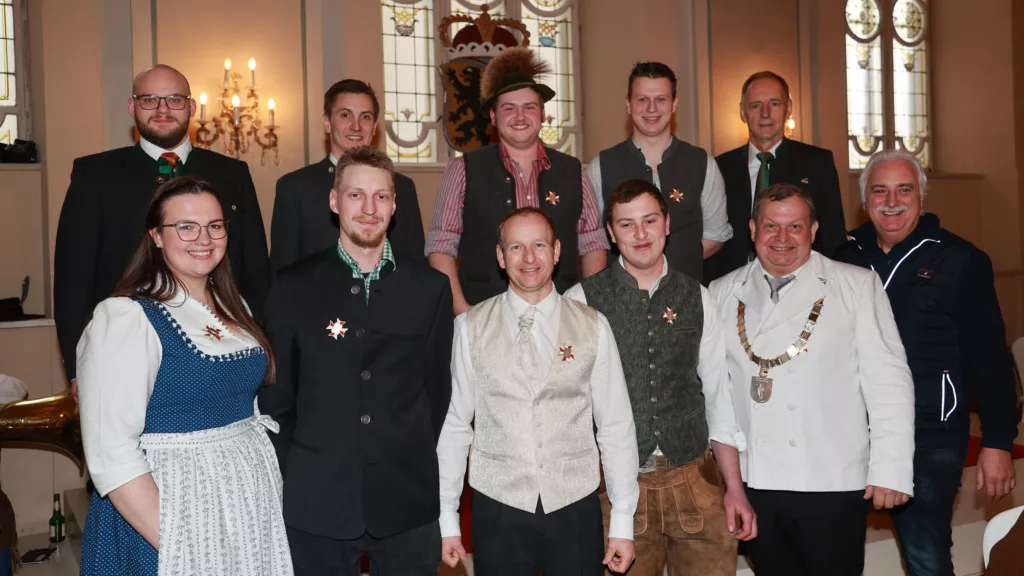 Die Jungmeister:innen mit Spartenobmann KommR Josef Mikl (hintere Reihe, 1. v. r.), Innungsmeister Helmut Karl und Bundesinnungsmeister Raimund Plautz (vordere Reihe, 2. und 1. v. r.).