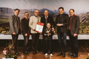 Im Rahmen der AB HOF – Spezialmesse für bäuerliche Direktvermarktung – wurden am 8. März 2024 die Siegerprodukte der diesjährigen Prämierungen ausgezeichnet. Die Auszeichnungen würdigen die herausragende Qualität und Vielfalt der bäuerlichen Erzeugnisse und unterstreichen die Bedeutung der Direktvermarktung für die heimische Landwirtschaft.