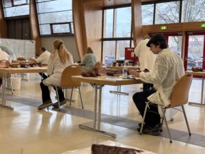 Auch Fleisch & Co war in der Jury von Speckkaiser und Goldenes Blunz'nkranzl vertreten – hier Redakteur Dima-Alexander Braune beim verkosten