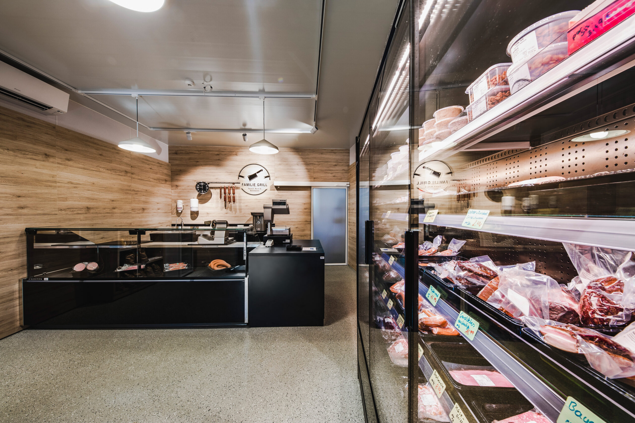 Moderner Ladenbau von Vrana Shopdesign: Verkaufsraumgestaltung für regionale Fleischereien