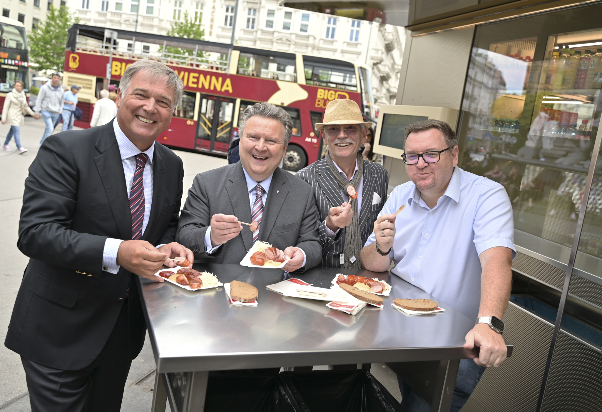 Wiener Würstelstände als Kulturerbe: Bürgermeister Ludwig und WKW-Präsident Ruck unterstützen Initiative