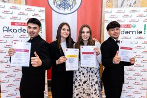 Insgesamt freuen sich 75 SPAR-Lehrlinge über ein Zertifikat. 