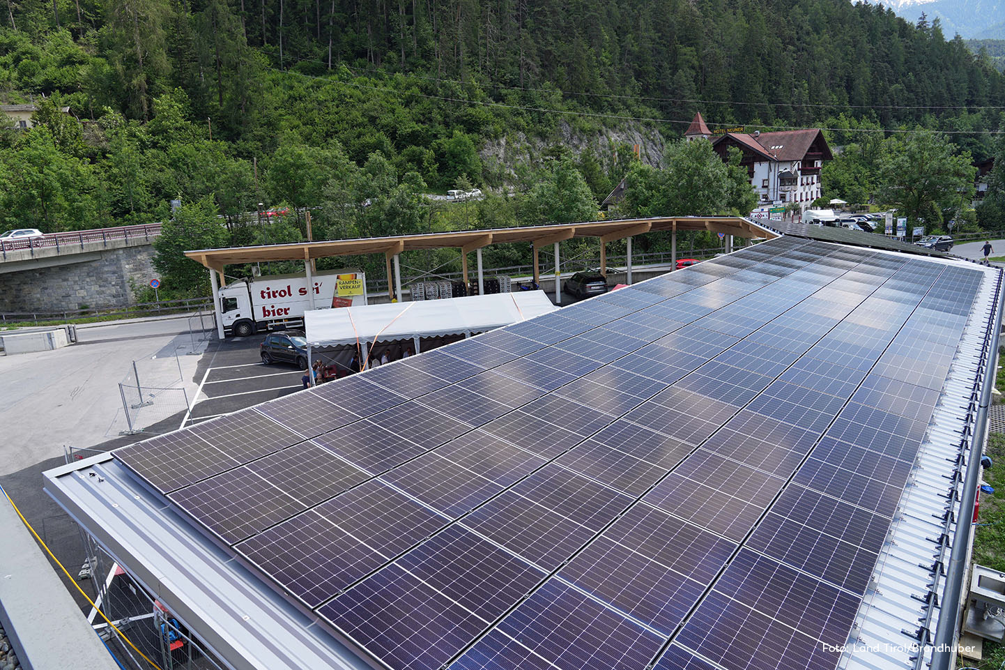 Nachhaltiger Fortschritt: Fleischhof Oberland eröffnet Photovoltaikanlage und investiert in saubere Energie