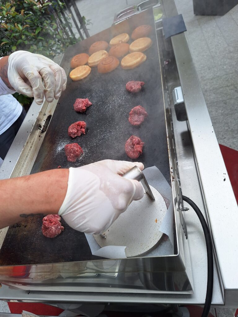 In Produktion: Das Pressen ist Pflicht bei einem „Smash Burger“, bei XO Beef kommt noch das eigene Fleisch dazu.