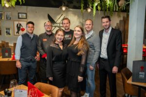 Benedikt Mitterlehner (Geschäftsführer der Weber Original Stores by Grill & Co) Robert Reichmayr (Küchenchef im Grillrestaurant BBQ 1952) Katharina Nguyen (Brand Activation Specialist DE/AT, Weber) René Peuschler (Geschäftsführer Weber Original Store Graz-Seiersberg) Martina Marangon (Grilling Experience Specialist AT&CH, Weber) Matthias Fuchs (Geschäftsführer der Weber Original Stores by Grill & Co) Martin Hornbanger (Key Account Manager, Weber) Bild: Christof Hütter Photography