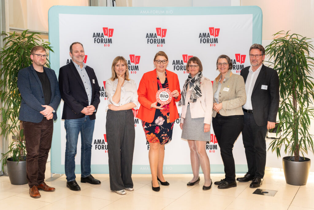  Thomas Weber (Moderator), Lukas Niedoba (Marketingleitung Denn‘s Österreich), Theresa Schleicher (Retail-Expertin), Christina Mutenthaler-Sipek (GF AMA-Marketing), Micaela Schantl (Leiterin Marktforschung AMA-Marketing), Barbara Riegler (Obfrau BIO AUSTRIA) und Horst Moser (Geschäftsführer BIOGAST).Credit: AMA-Marketing/ Thomas Meyer