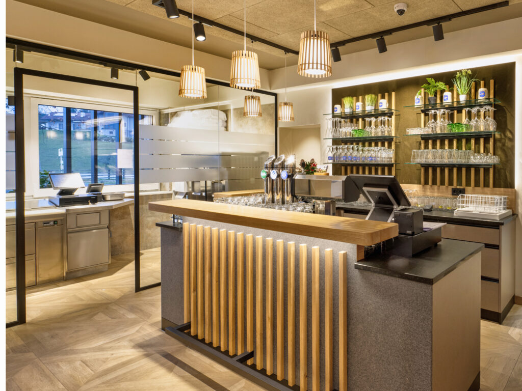 Flächenlayout, das passt: kurze Wege für die Mitarbeitenden, die Gäste im Gastraum und am Eisverkauf im Blick.© Aichinger