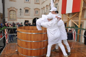 Hilfe von ihren Metzger-Kollegen: Verena-Diana Rosenkranz wurde in den hohen Bottich gehoben. 