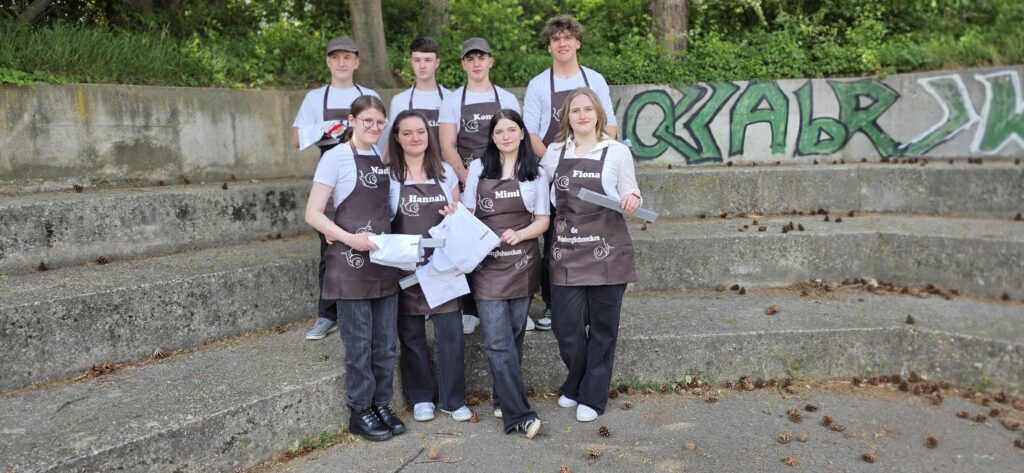 Grill-Sieger 2025: Das Team „Die Weinbergschnecken“ überzeugte mit Kreativität, Teamgeist und Geschmack. Maximilian Bayer, Naemi Guttmann, Hannah Eiböck, Kian Schmid, Konstantin Klein, Miriam Gilmaier, Leopold Dopplinger und Fiona Erd (v. l.). © Andrea Pascher