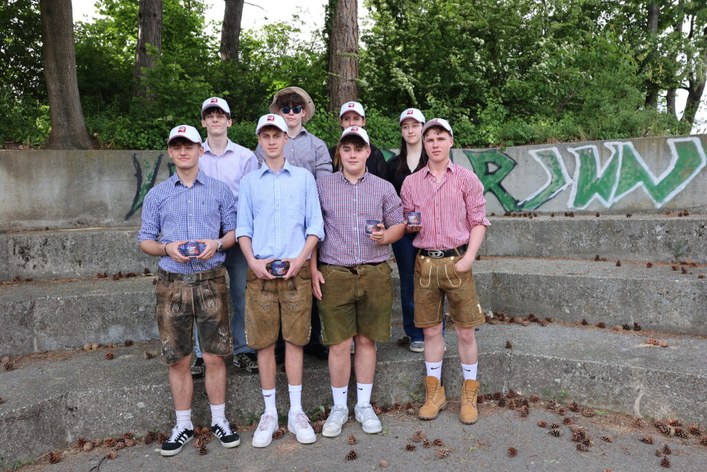 Mit viel Teamgeist, feiner Marinade und durchdachter Präsentation ergrillten sich die „Kirtags-Pfuscha“ den zweiten Platz. Im Bild: Colin Tomaso, Georg Platz, Theo Spindler, Michael Peschel, Rafael Hnatek, Franziska Wortha und Georg Schmircher. © Andrea Pascher