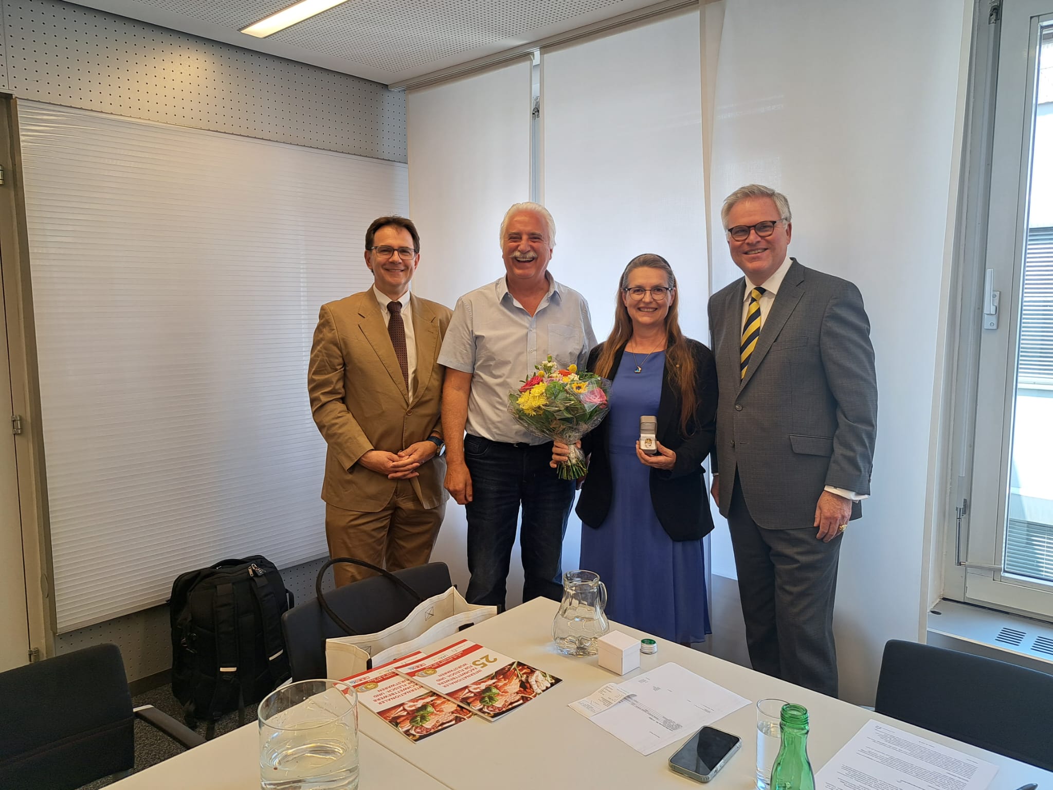 Bundesinnungsgeschäftsführerin DI Anka Lorencz mit Ehrenring der Fleischer ausgezeichnet