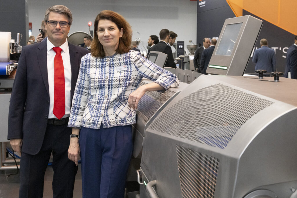 Mag. Catherine Burg, Geschäftsführerin des Handelshauses Laska in Linz, und Verkaufsberater Jürgen Hiesl zu Gast am Stand von Albert Handtmann Maschinenfabrik GmbH & Co. KG. Dort stand das neue Handtmann-Line-Design im Mittelpunkt – ergonomisch, effizient und durchdacht bis ins Detail. © Matthias Wenger