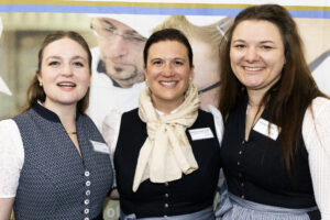 Tradition trifft Zukunft: Die Bayerische Fleischerschule lud auf der IFFA 2025 zum beliebten Weißwurstessen ein und durfte zahlreiche ehemalige Schülerinnen und Schüler am Stand begrüßen – eine ideale Gelegenheit zum Netzwerken. Präsentiert wurde zudem das neue Buchset „See. Smell. Taste. Tell. – ein Hand- und Tagebuch für Fleisch- und Wurstprofis“. Im Bild: Veronika Zinkl, Schuldirektorin Barbara Zinkl-Funk und Nicole Knogler. © Matthias Wenger