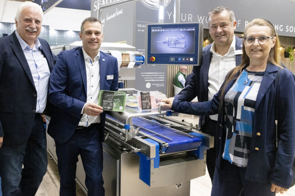 Raimund Plautz, Jochen Paraquin, Stefan Dangel und Anka Lorencz am Stand von Sealpac. Im Mittelpunkt stand die Weltpremiere der Thermoformer Generation-F-Serie. Auch die neue Traysealer-Generation A6max zeigte praxisnah, wie moderne Verpackungstechnik dem Fachkräftemangel mit Effizienz und Nachhaltigkeit begegnet.© Matthias Wenger