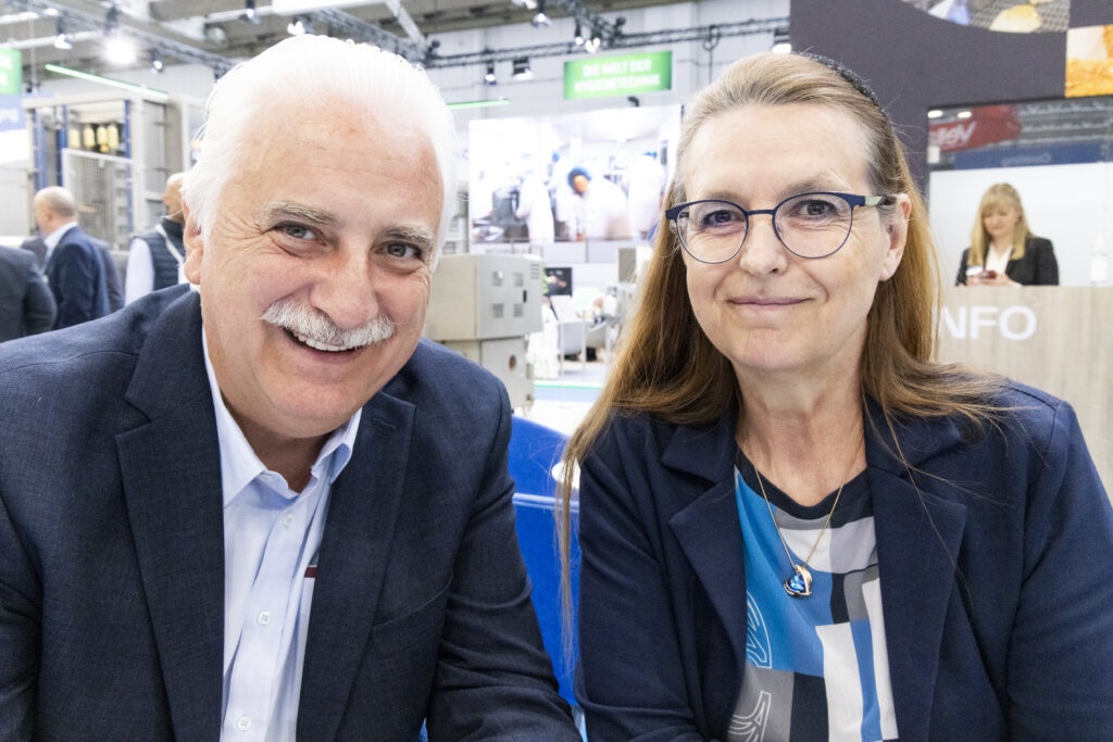 Müde, aber zufrieden nach langen Messetagen: Raimund Plautz und Anka Lorencz blicken auf inspirierende Besuche bei zahlreichen österreichischen und internationalen Unternehmen zurück. „Die IFFA war beeindruckend – Deutschland ein großartiger Gastgeber. Die Messe zeigt: Die Branche ist in Bewegung, es wird international investiert und weitergedacht. Ein echtes Stimmungsbarometer für die Zukunft.“© Matthias Wenger