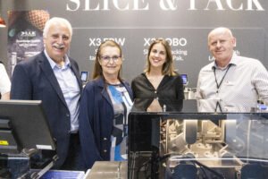 Am Stand von S.A.M. Kuchler Electronics: Valentina Kuchler und Frank Ehricke im Austausch mit Raimund Plautz und Anka Lorencz. Das österreichische Familienunternehmen entwickelt seit über 50 Jahren kompakte Lösungen zum automatischen Schneiden und Verpacken von Wurst, Schinken und Käse. (© Matthias Wenger)