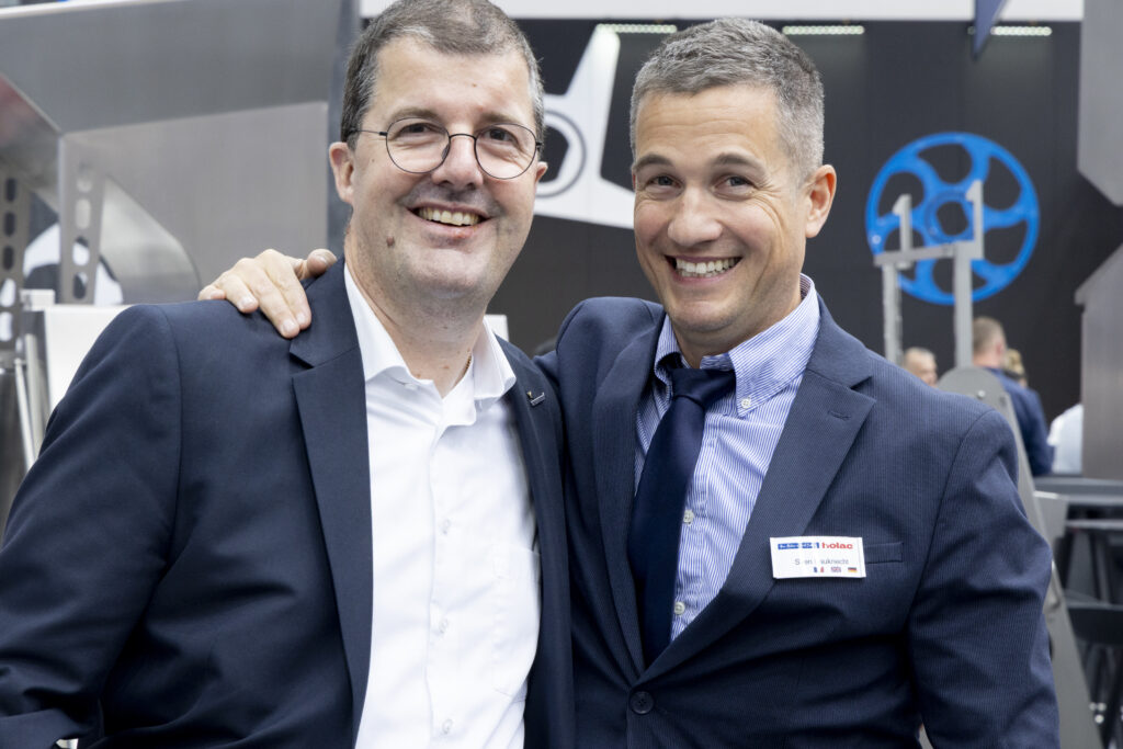 Gerhard Pockenauer-Gramiller und Sven Bauknecht (Holac Maschinenbau GmbH)freuen sich über den erfolgreichen Messeauftritt auf der IFFA 2025 – ermöglicht durch „starke Partnerschaften, engagierte Kunden und ein großartiges Team“. © Matthias Wenger