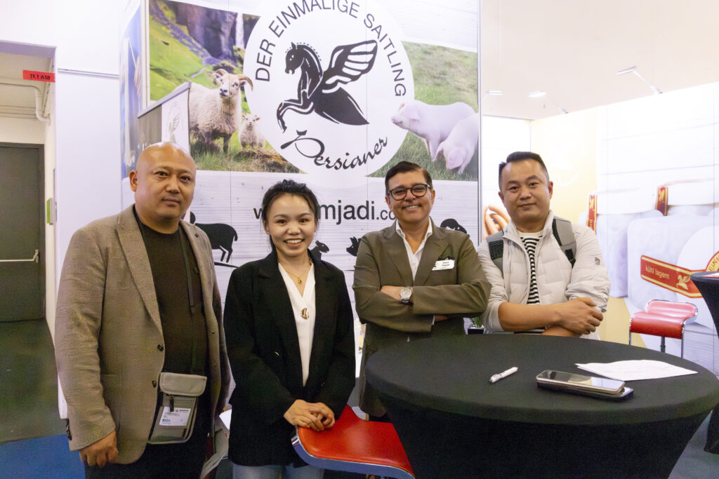 Saied Amjadi zeigte sich begeistert von der IFFA 2025: „Frankfurt war der perfekte Ort, um alte Kontakte aufzufrischen und neue zu knüpfen – wir kommen in drei Jahren definitiv wieder!“ Besonders lobte er die Organisation, die Sicherheitskräfte und die Stadt Frankfurt selbst. Sein Fazit: Vielleicht etwas kürzer, aber genauso intensiv – dann wäre sie noch besser gewesen.© Matthias Wenger